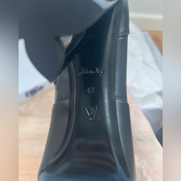 Authentic Louis Vuitton Silhouette Boots - Picture 6 of 10